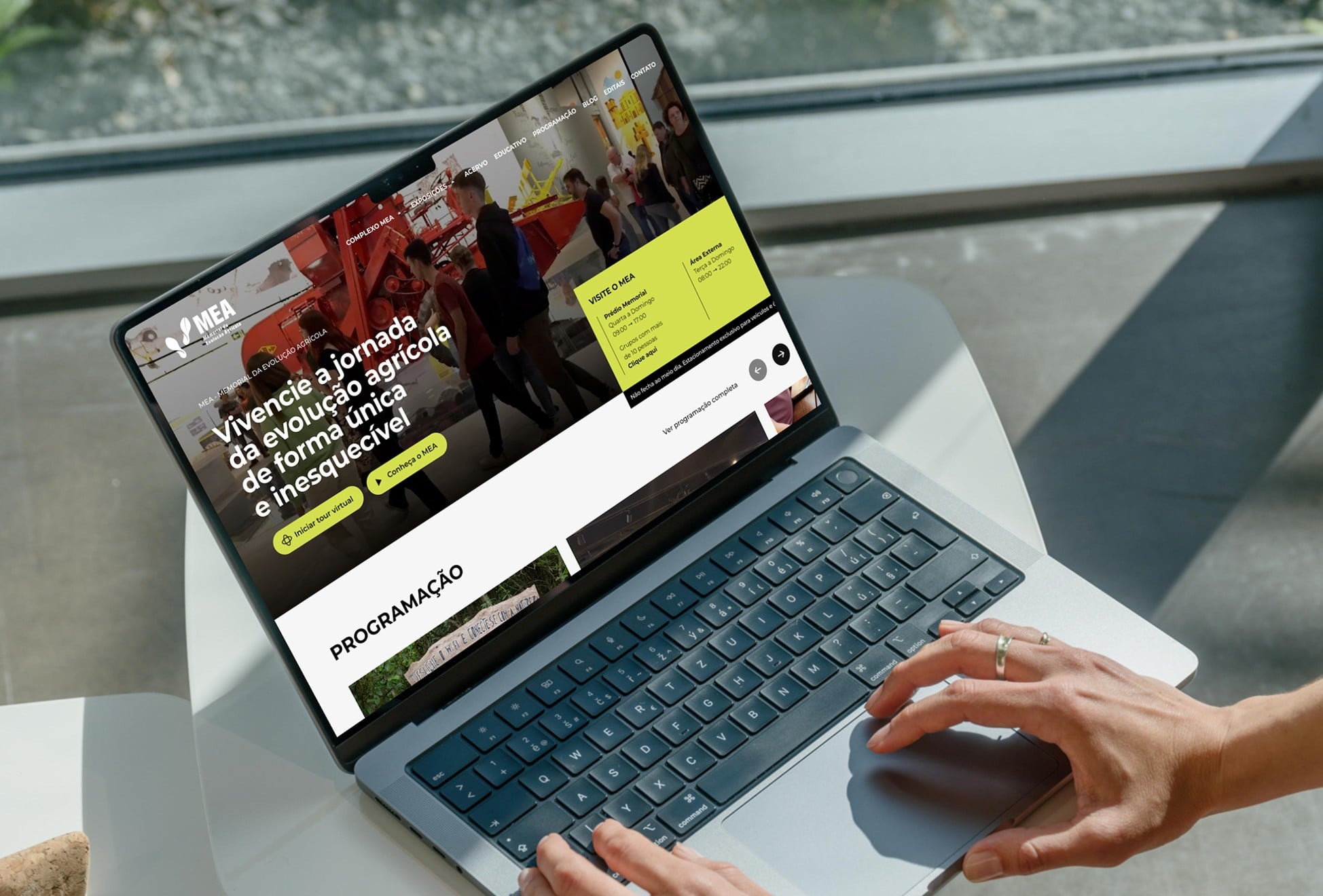 MEA — site no notebook, em uso por uma pessoa