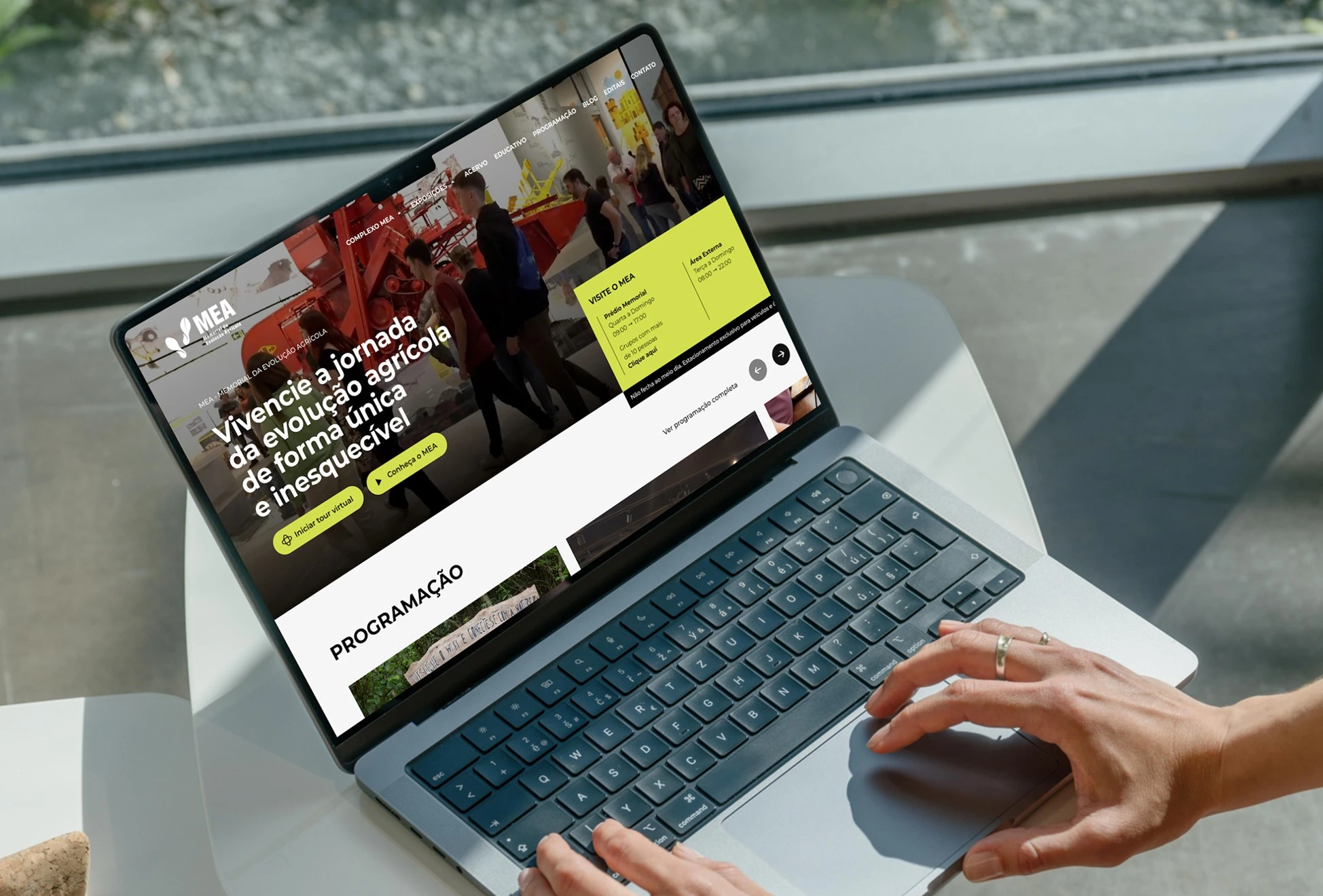 MEA — site no notebook, em uso por uma pessoa
